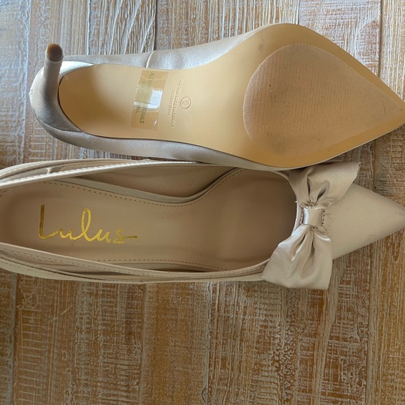 LULUS SZ 9 SATIN POINTED TOE BOW HEELS-Champagne - Picture 5 of 5